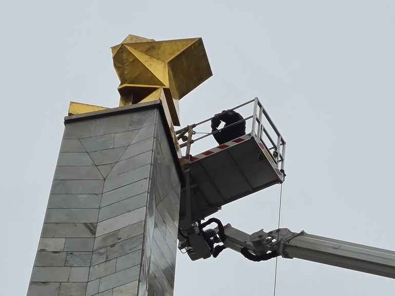 A Soviet-era star removed from a monument in central Kyiv in November 2023-1714641669